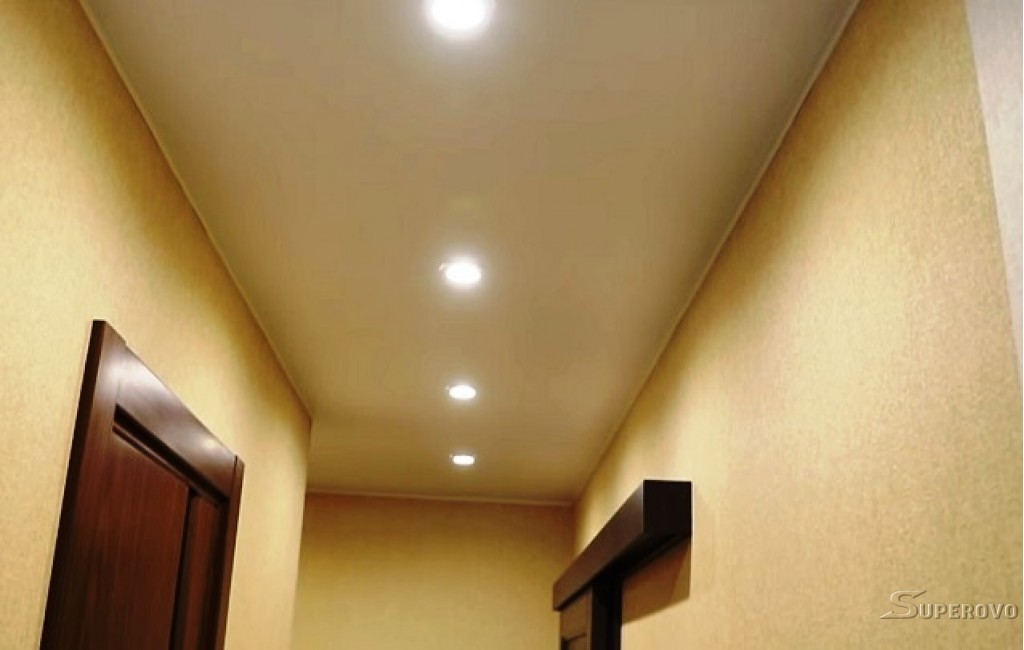 Расположение лампочек в натяжном потолке в коридоре
